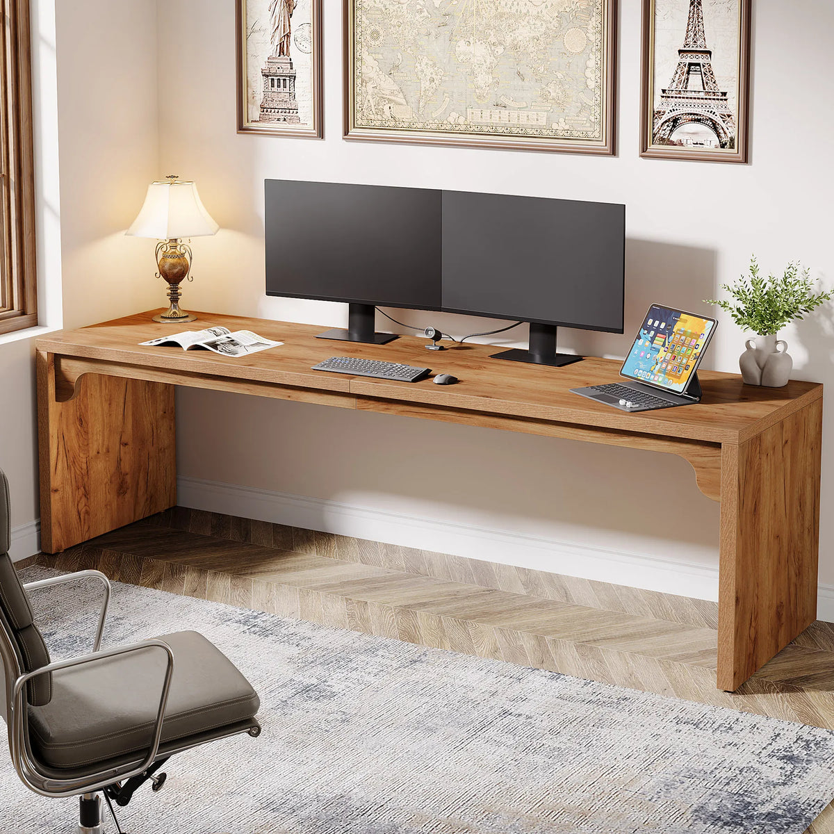Bureau en bois brun avec deux écrans, plateau rectangulaire et clavier posé.