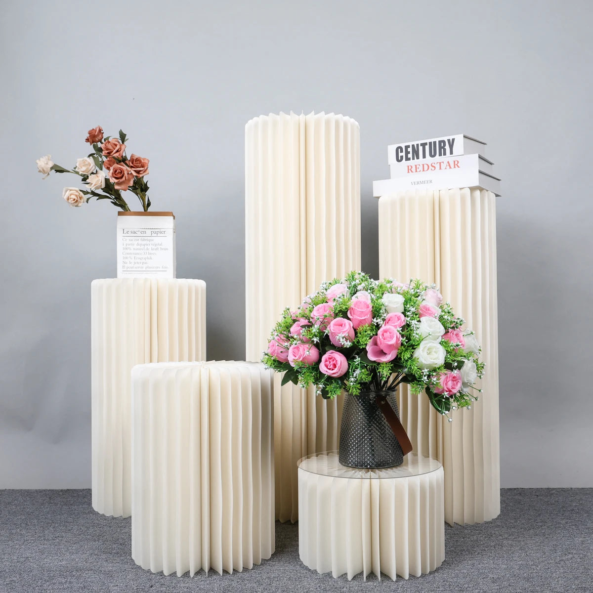 Colonnes de réception pliantes : ensemble de colonnes blanches.