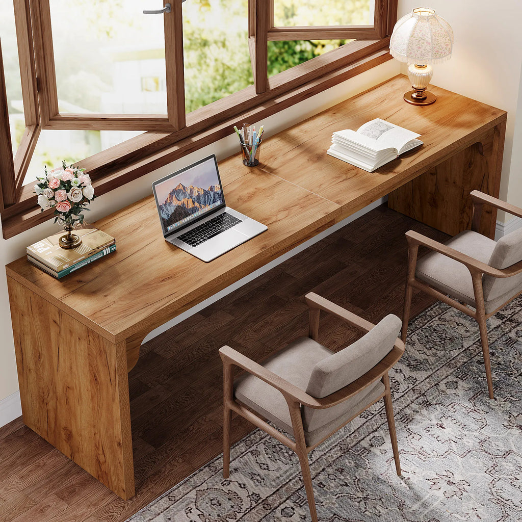 Bureau double long en bois brun, grand plateau rectangulaire pour ordinateur.