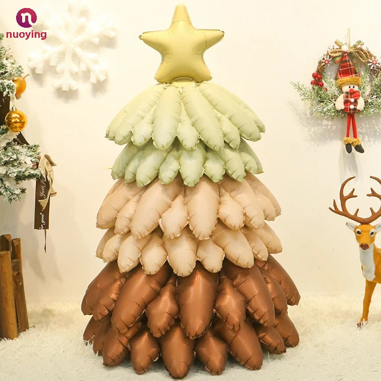 Ballon sapin aux tons chauds dans une mise en scène de fête