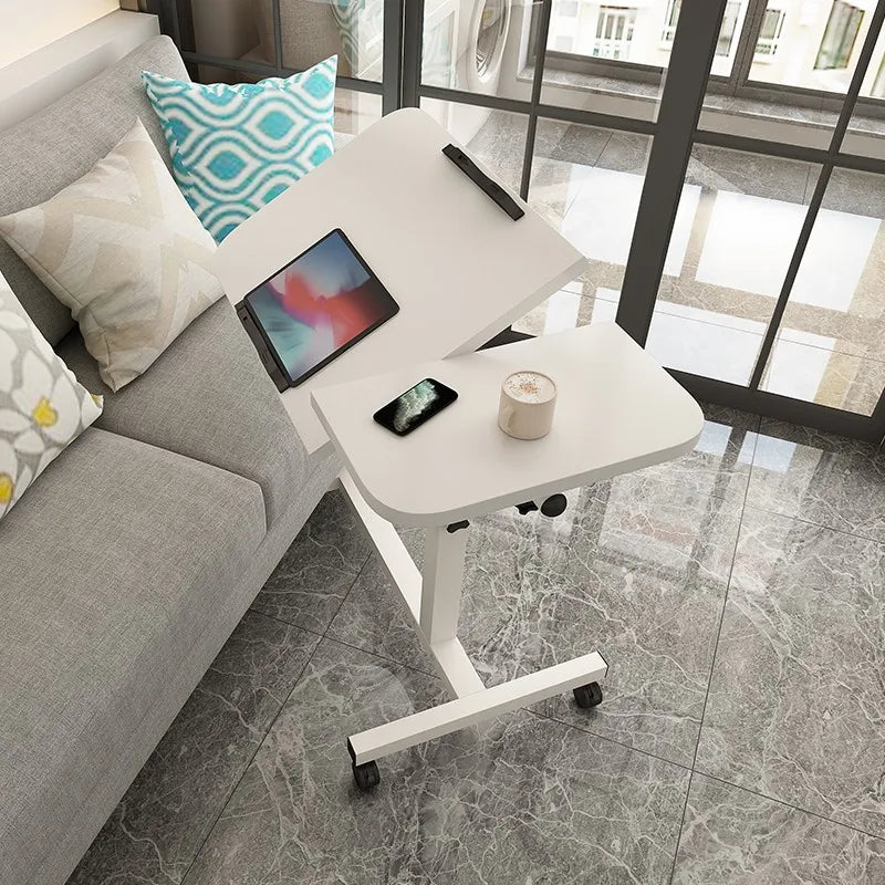 Bureau mobile blanc à plateau inclinable pour ordinateur — près du canapé
