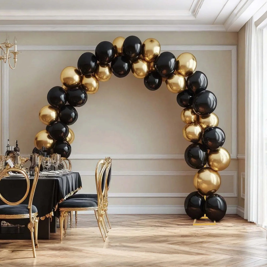 Arche arrondie dorée en métal : arche de ballons noirs et dorés.