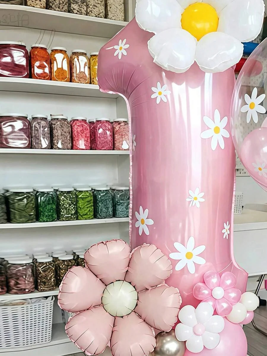 Détail du grand chiffre rose et d’une marguerite blanche