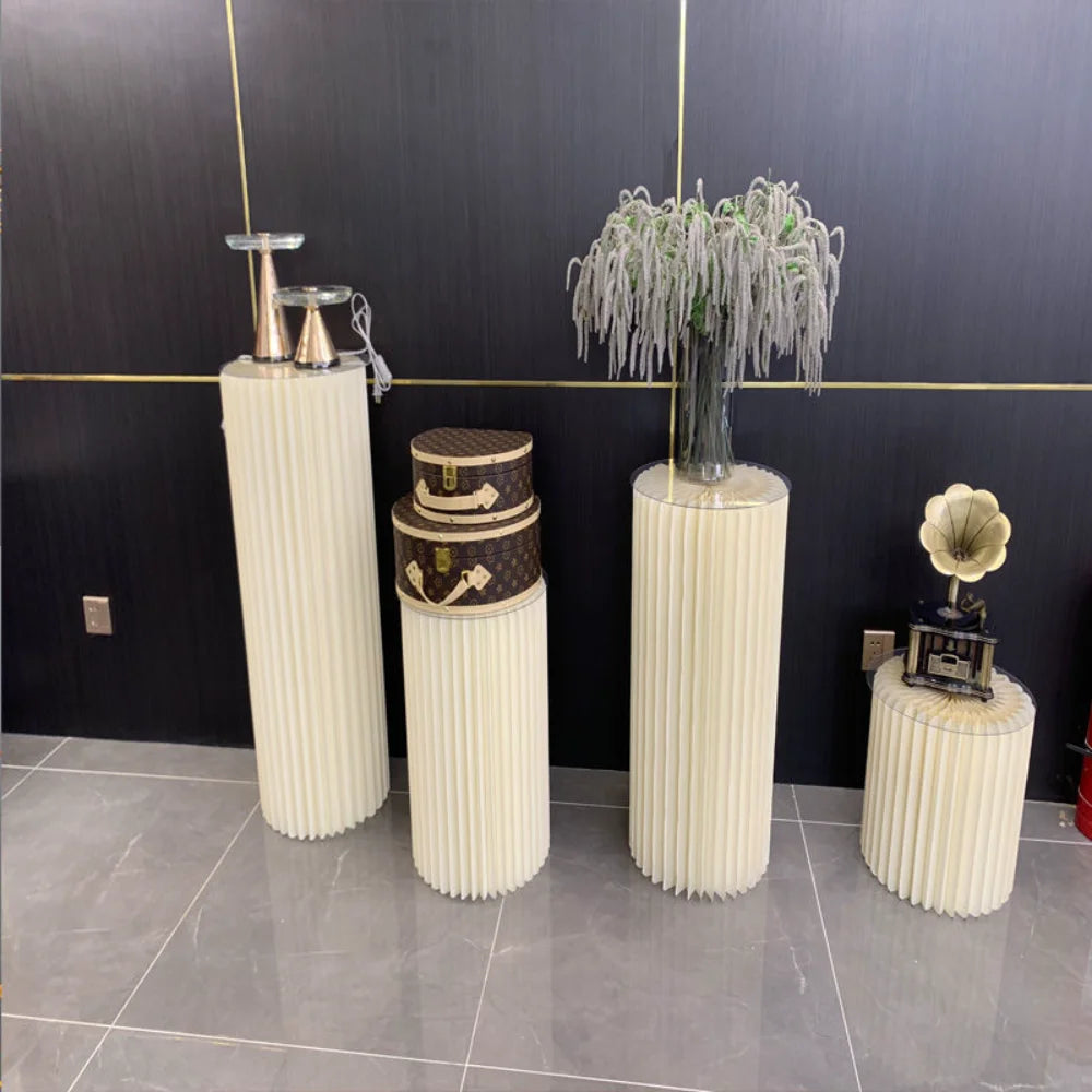 Colonnes de réception pliantes : présentation avec plantes et gâteaux.