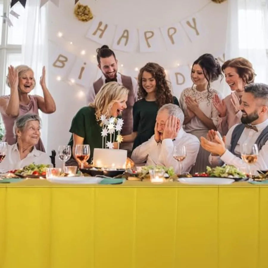 Mise en scène d’anniversaire avec nappe dorée