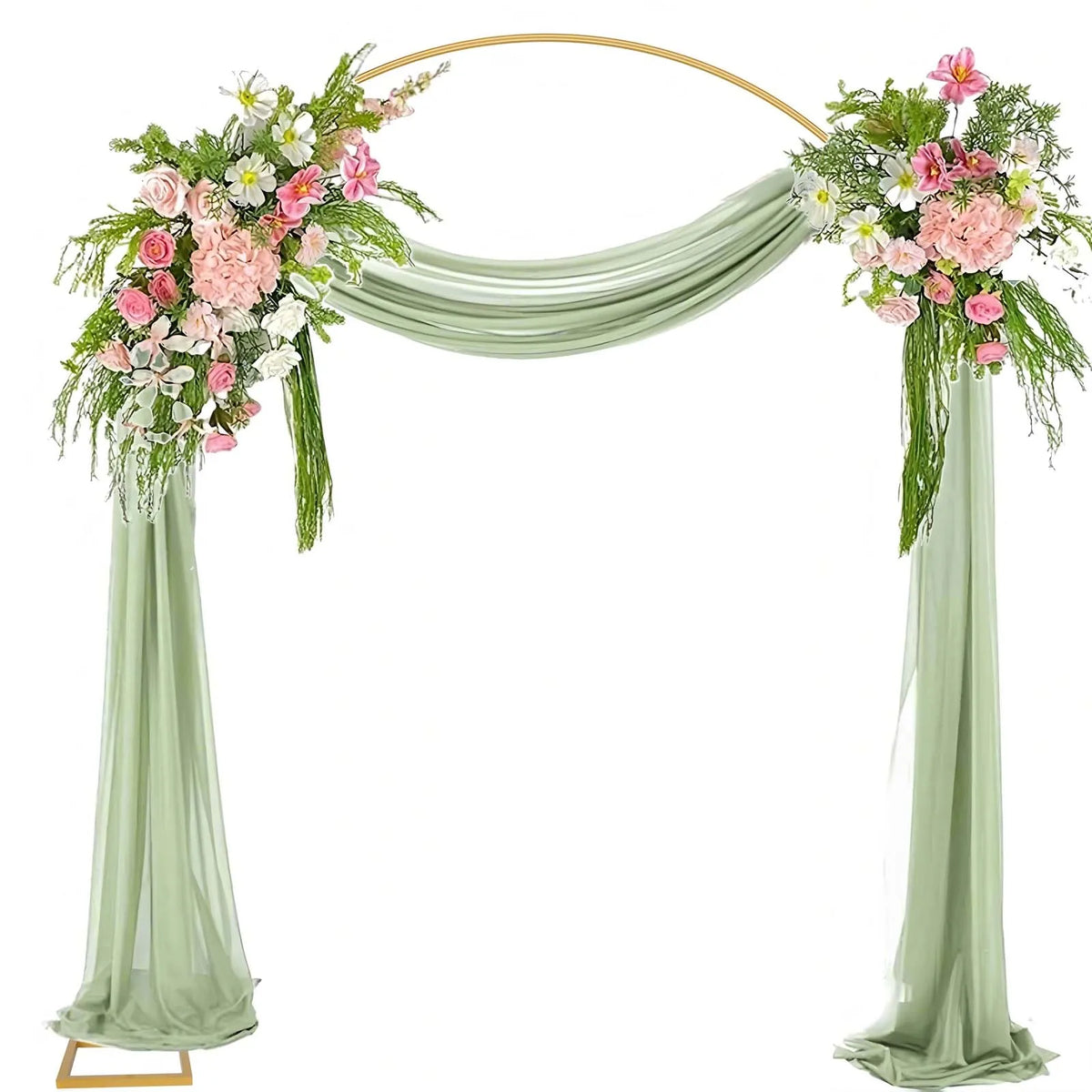 Arche arrondie dorée en métal : arche avec fleurs et voilage vert.