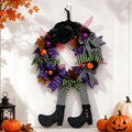 Couronne de porte Halloween avec jambes de sorcière — sorcière et rubans