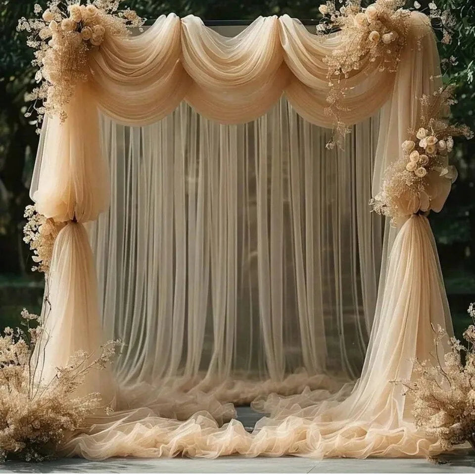 Drapage en tulle crème pour arche, rideaux froncés et guirlandes florales sur le dessus