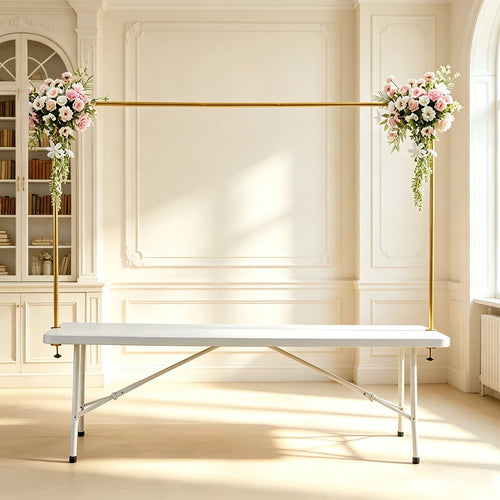 Arche de table dorée avec exemple de décoration florale