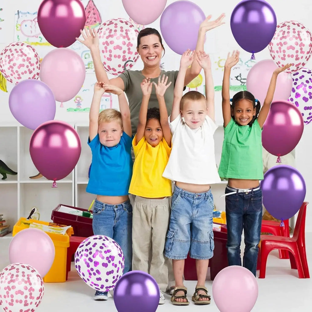 Mise en scène de fête avec ballons roses et violets