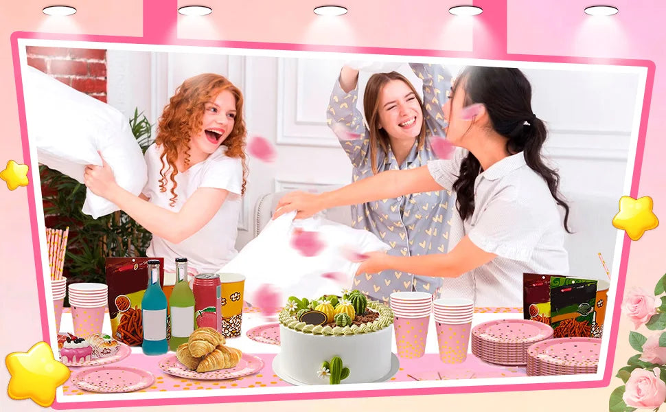 Vaisselle de fête rose et dorée à pois : mise en scène pour un anniversaire.