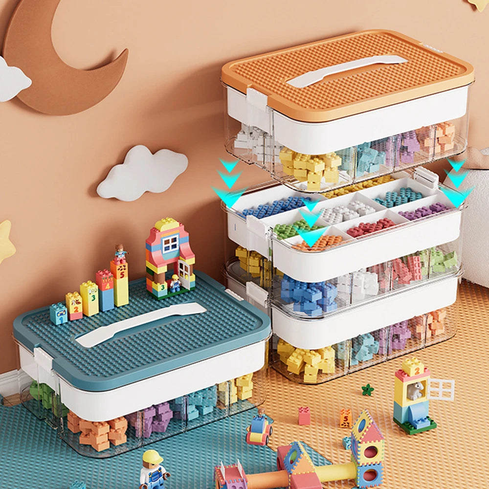 Boîte de rangement à 3 étages avec couvercle orange, jouets et briques dans des bacs transparents.