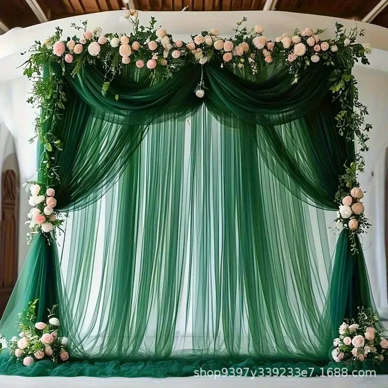 Voilage en tulle vert foncé, drapés en rideaux et volutes pour arche décorative.