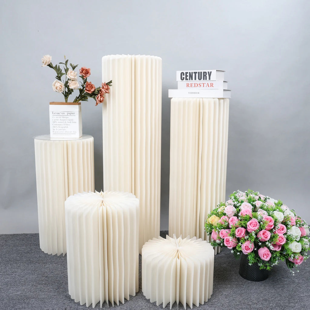 Colonne décorative pliante en papier blanc : ensemble de colonnes blanches avec fleurs et livres.