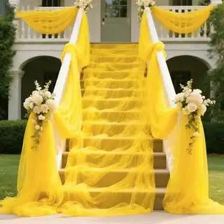 Fond d’arche en tulle jaune vif, cascade de voilages en couches pour cérémonie extérieure.