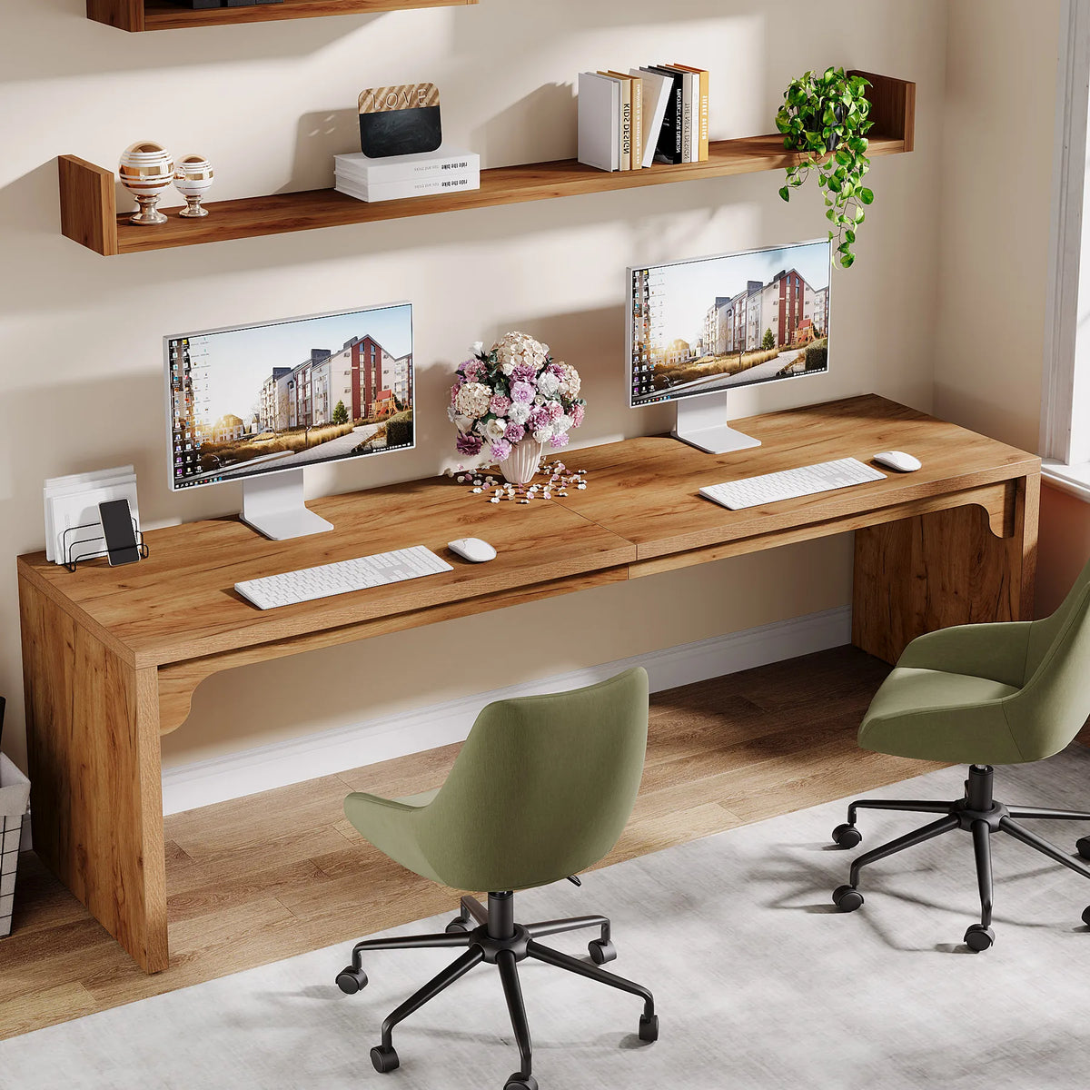 Bureau en bois brun avec étagères murales, deux postes de travail et plateau.