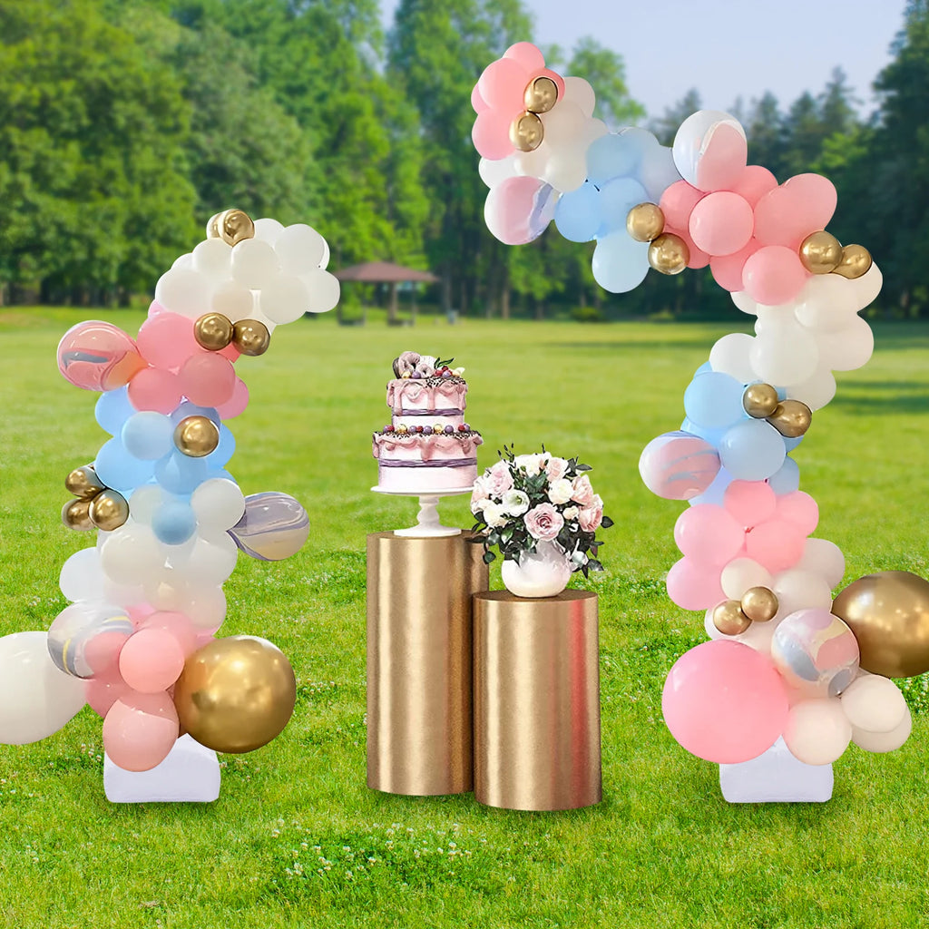 Arche de ballons rose, blanc et or sur supports avec bases carrées blanches