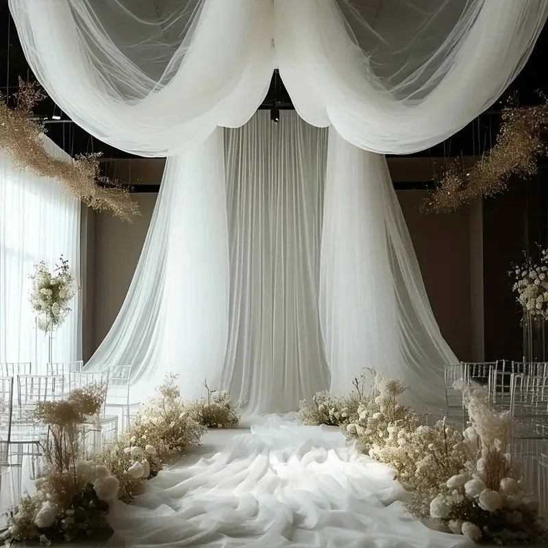 Tulle blanc pour arche, grandes voiles drapés et fronces formant un fond de cérémonie