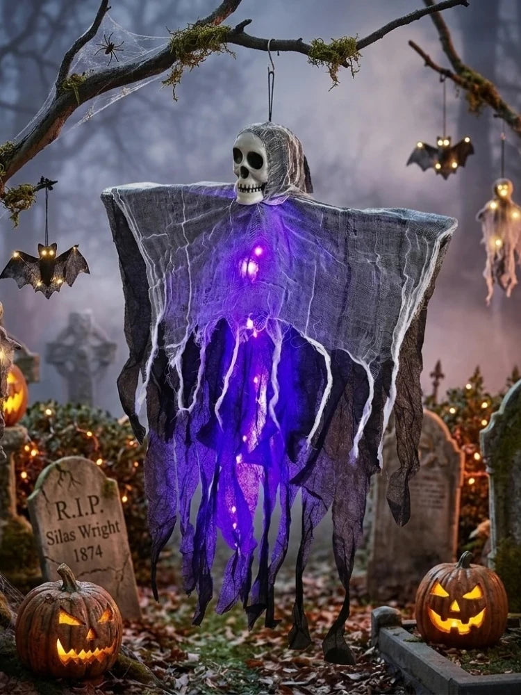 Squelette fantôme lumineux à suspendre pour Halloween : variante à lumière violette.