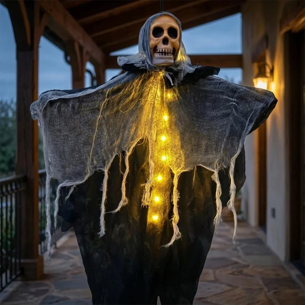Squelette fantôme lumineux à suspendre pour Halloween : modèle jaune sous un porche.