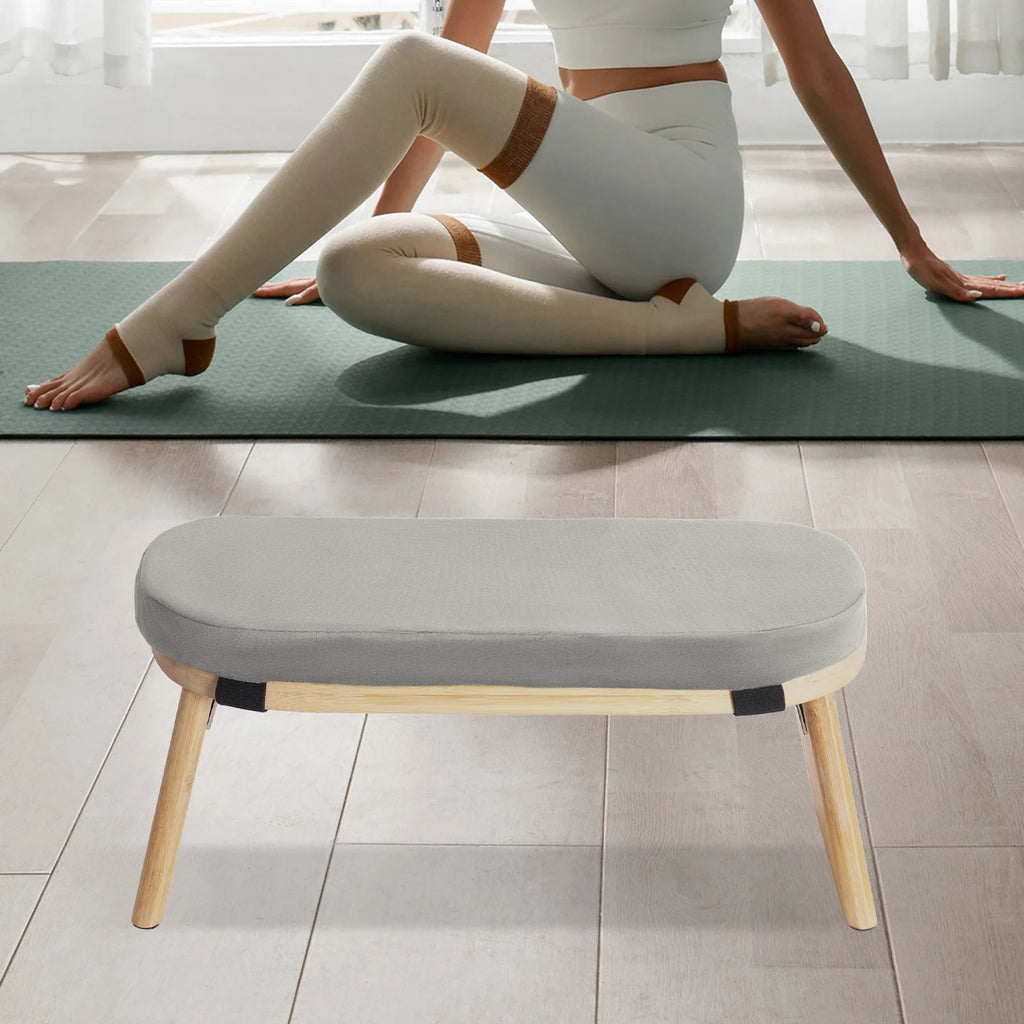 Banc de méditation pliable en bambou avec assise rembourrée — près d’un tapis de yoga