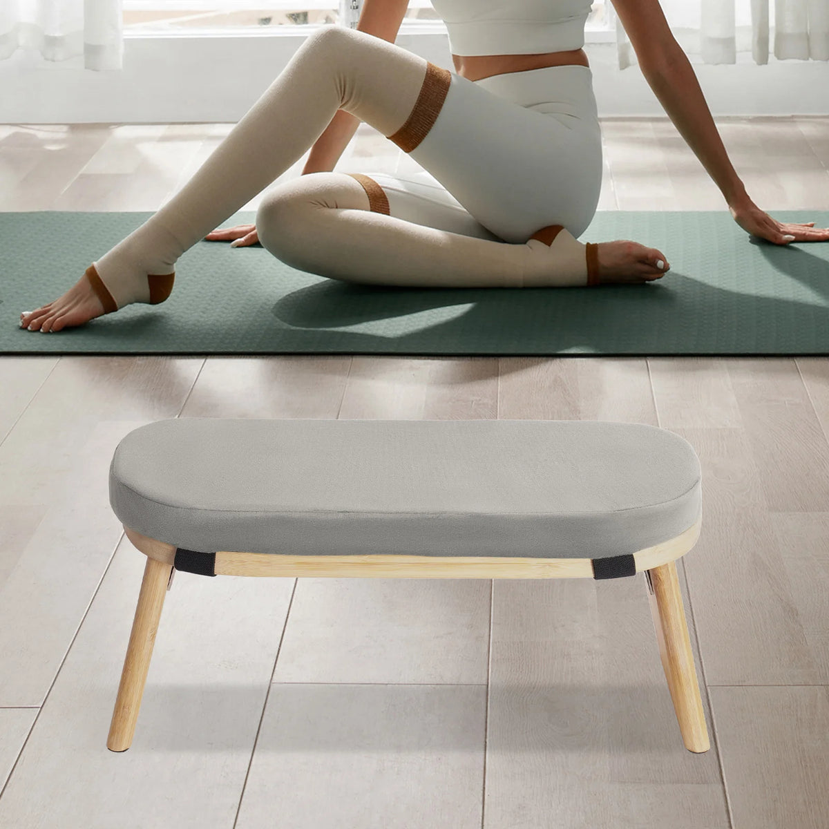 Banc de méditation pliable en bambou avec assise rembourrée — près d’un tapis de yoga