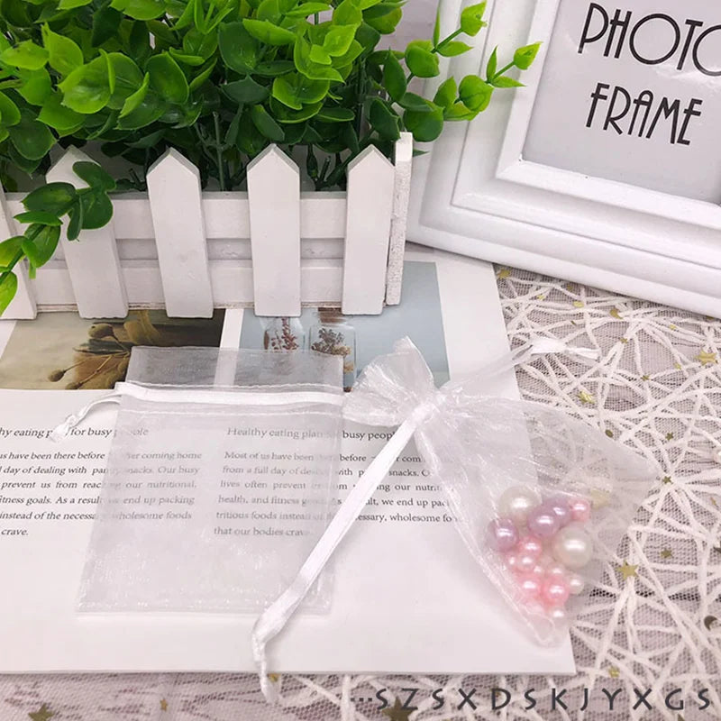 Pochettes en organza blanc avec fermeture à cordon
