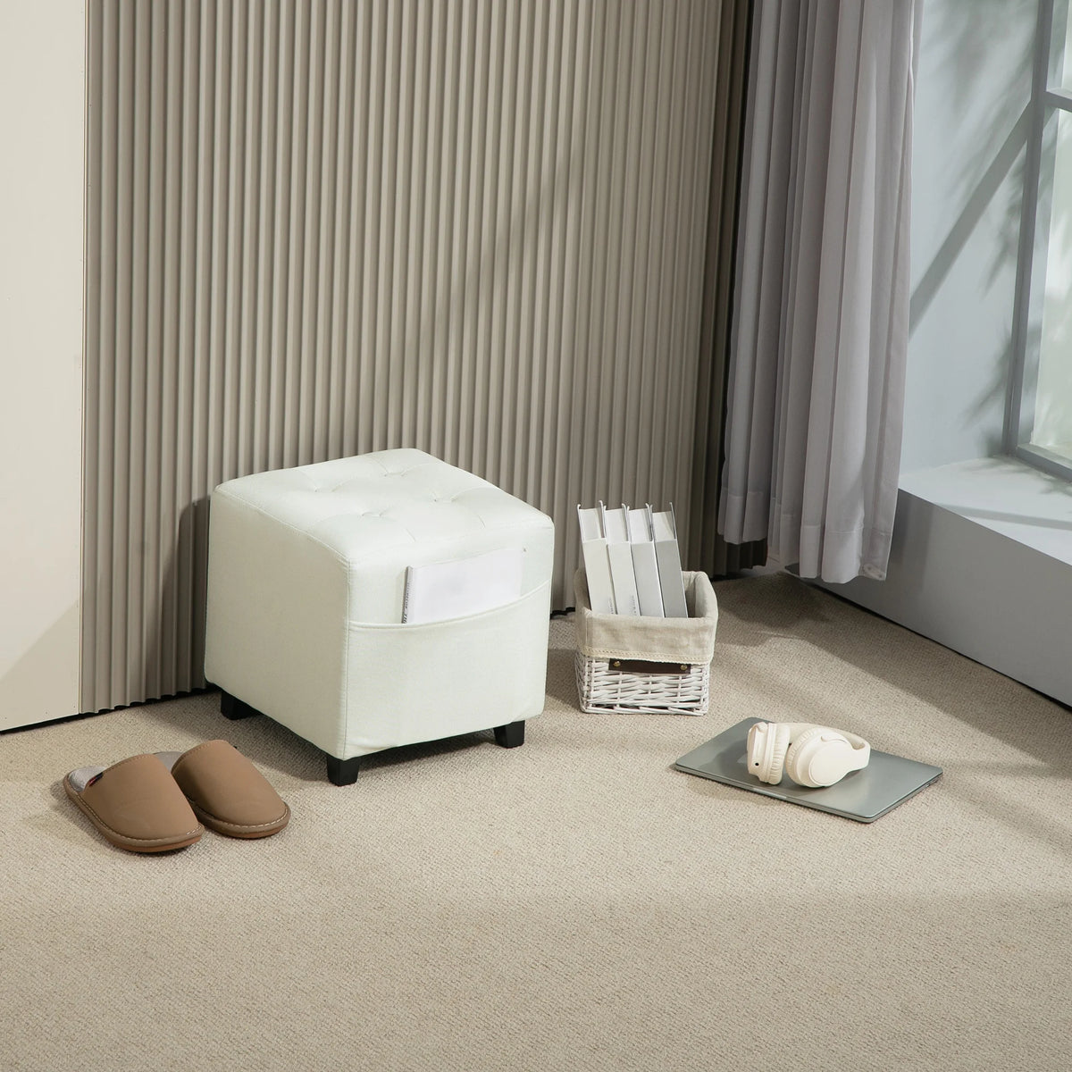 Pouf repose-pieds crème avec poche latérale, 35 cm — dans une entrée