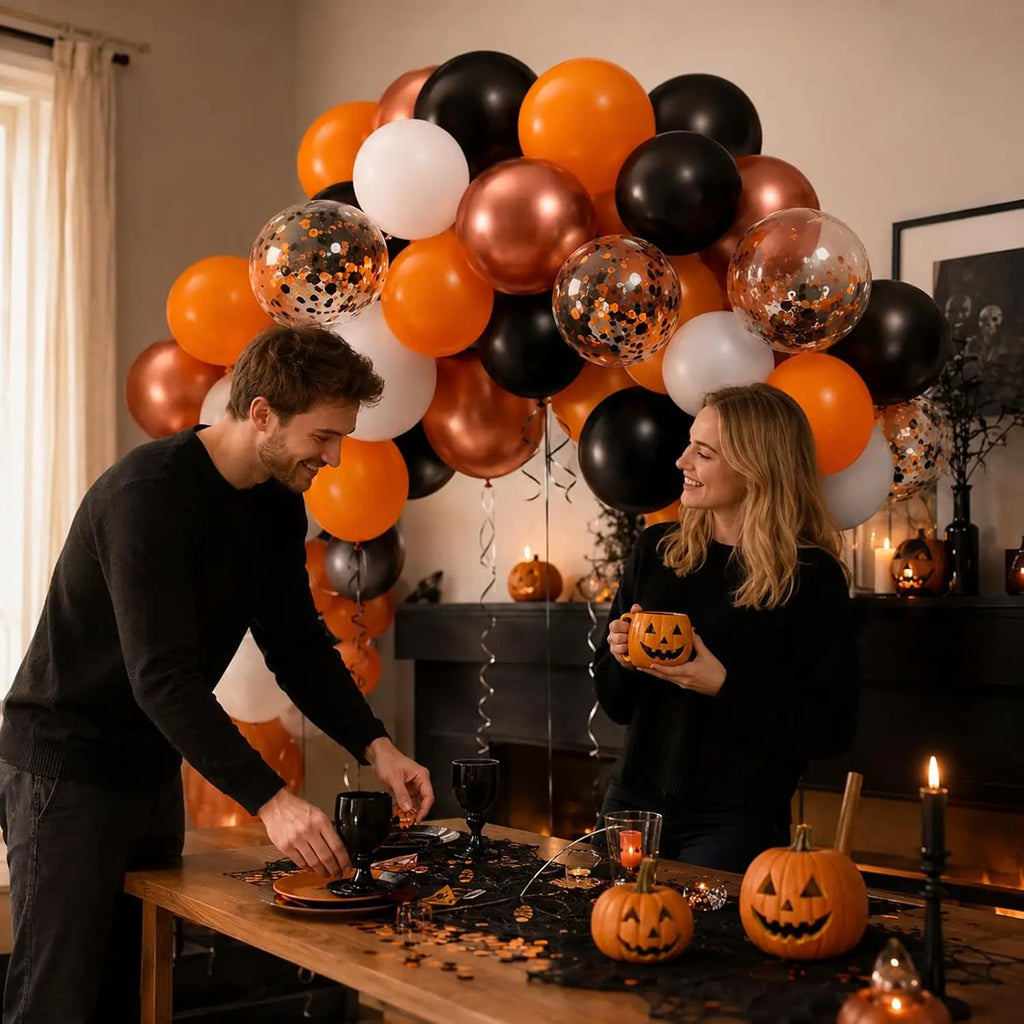 Ballons Halloween orange et noirs : ballons autour d’une table de fête.