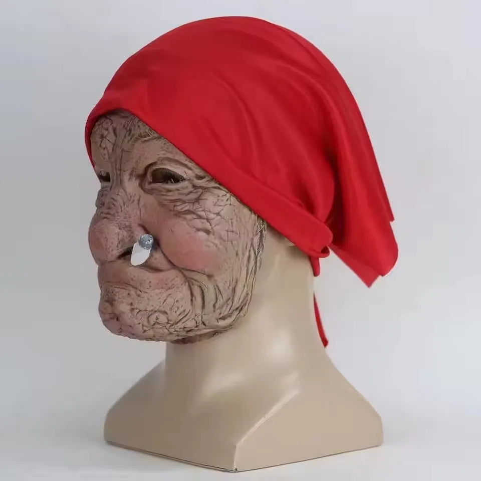 Masque de personnage âgé à foulard rouge pour Halloween : vue de profil sur mannequin.