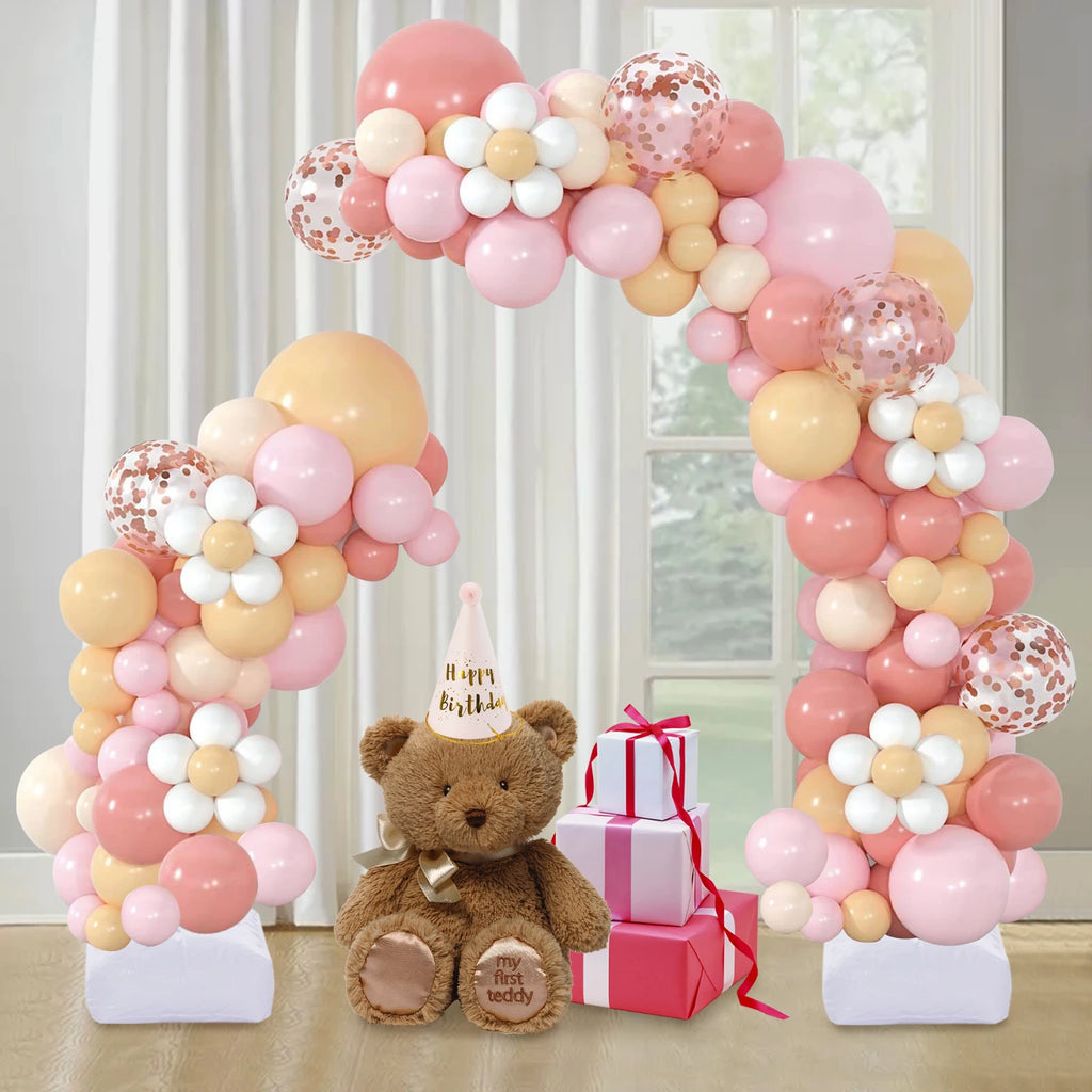 Demi-arche de ballons rose, blanc et beige avec base carrée blanche