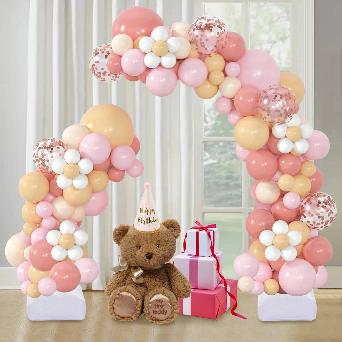 Demi-arche de ballons rose, blanc et beige avec base carrée blanche