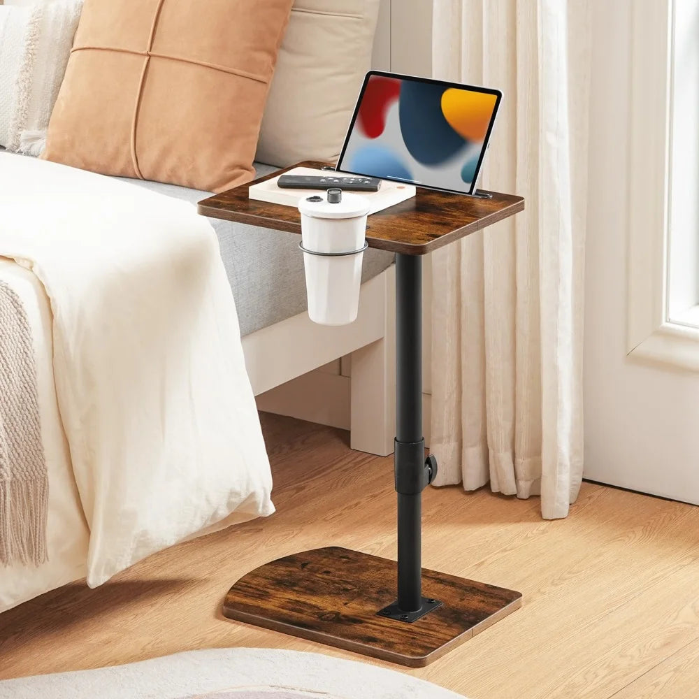 Table d’appoint en C réglable, brun vintage et porte-gobelet — près d’un lit