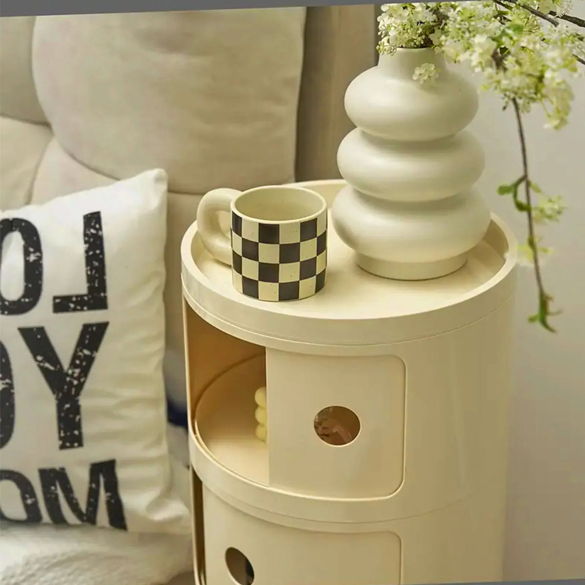 Table de chevet ronde avec compartiments à portes coulissantes — plateau et accessoires