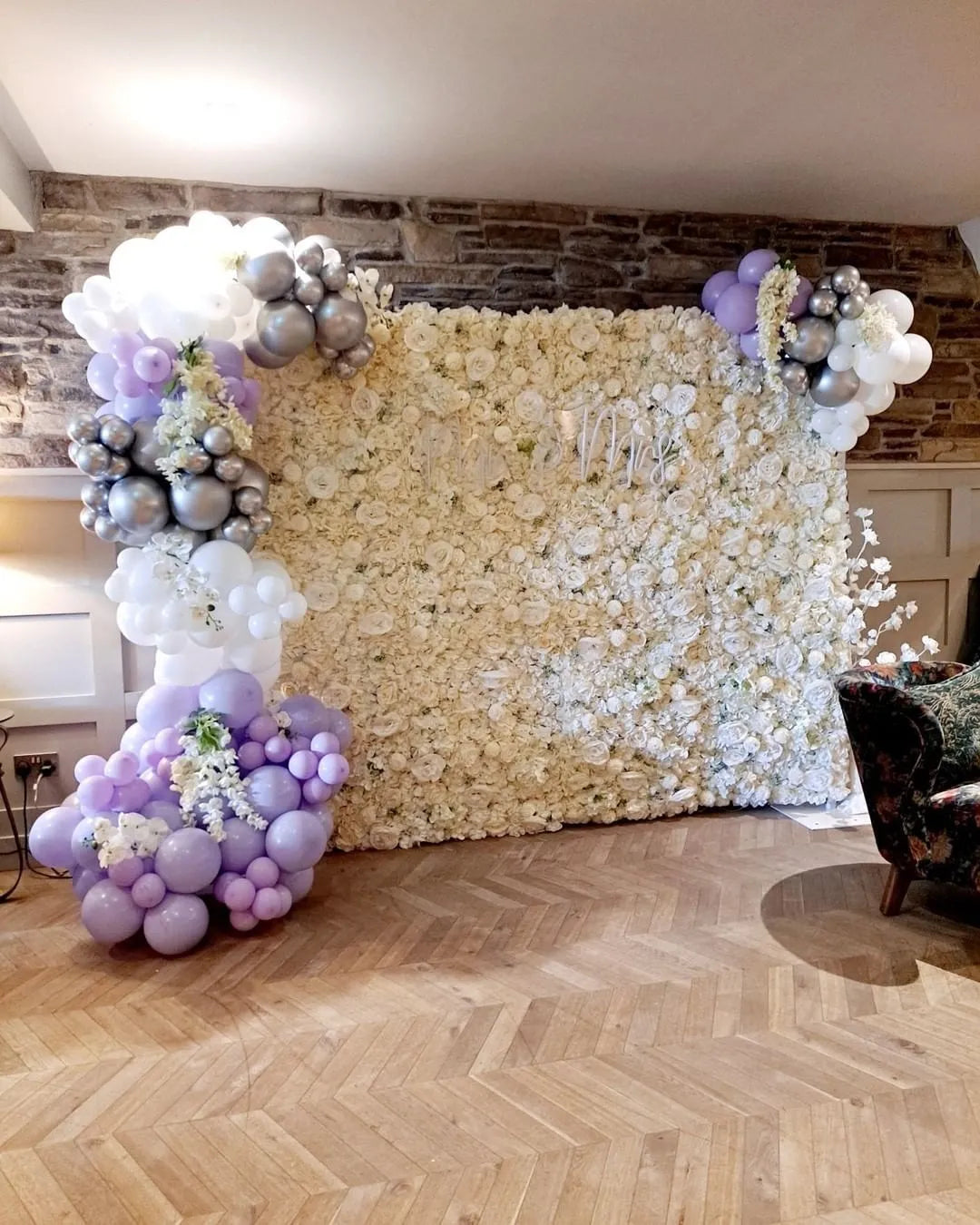 Fond floral clair accompagné de ballons de fête
