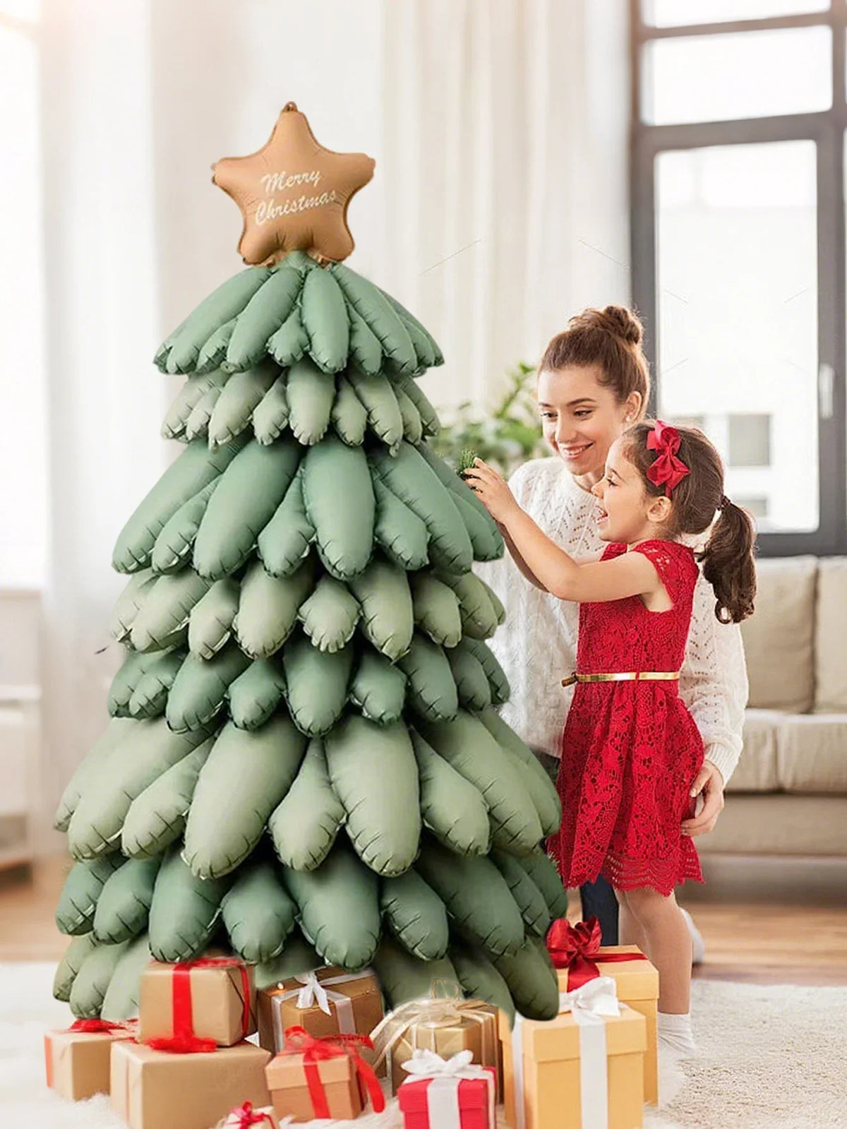 Mise en scène du ballon sapin vert près de cadeaux