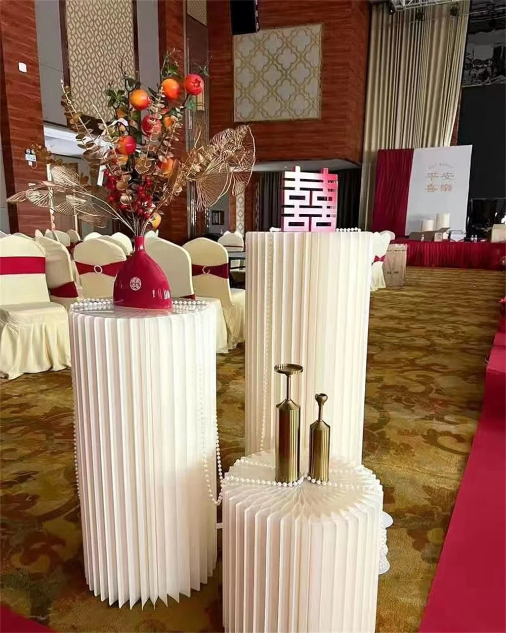 Colonne décorative pliante en papier blanc : colonnes disposées pour une réception.