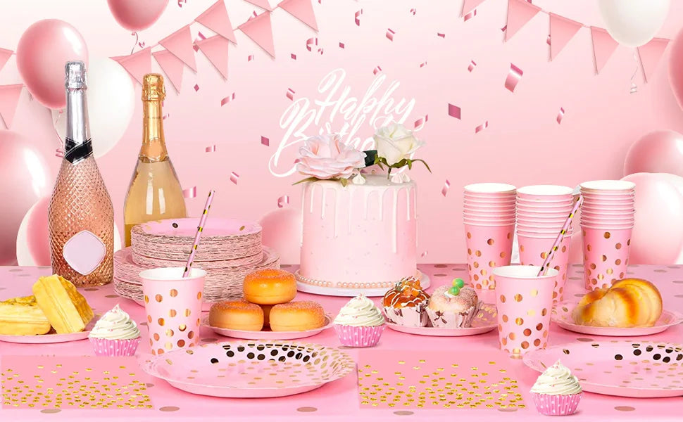 Vaisselle de fête rose et dorée à pois : mise en scène pour un anniversaire.