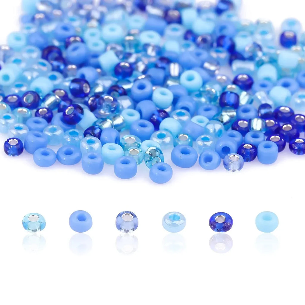 Perles de riz en verre bleu dans un lot, avec perles individuelles visibles
