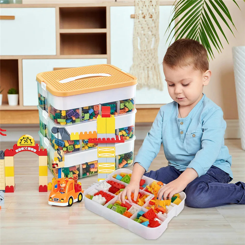 Enfant utilisant une boîte de rangement à 3 niveaux, bacs transparents remplis de jouets.