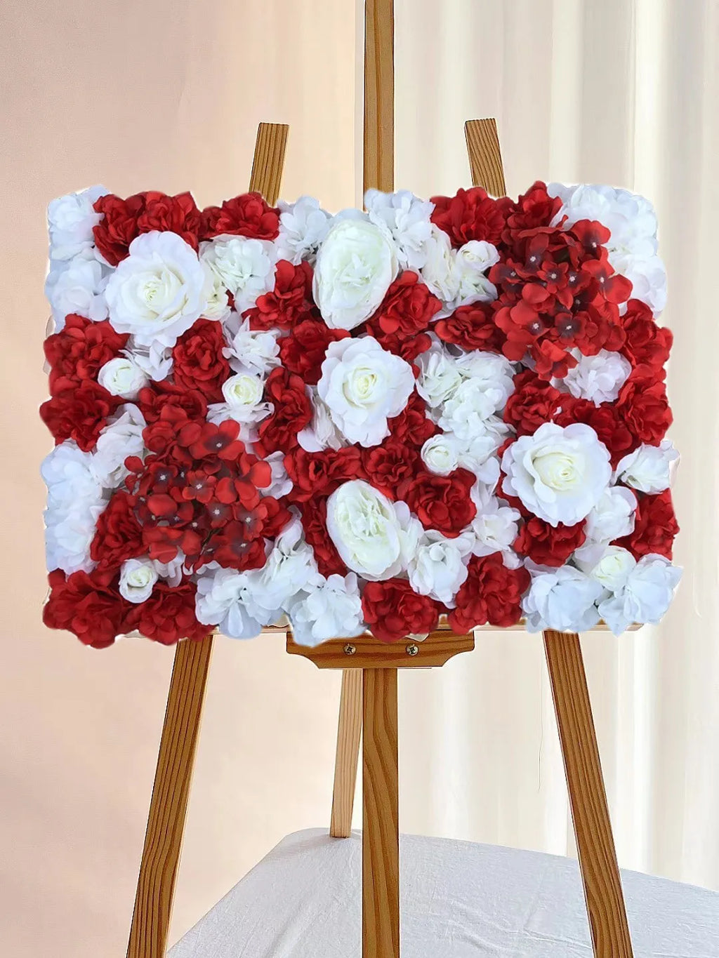 Panneau floral rouge et blanc sur un chevalet