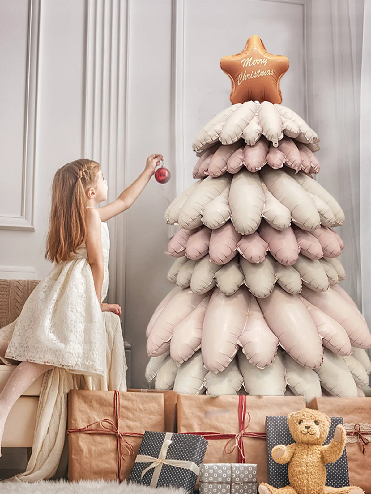 Mise en scène du ballon sapin rose près d’une fenêtre