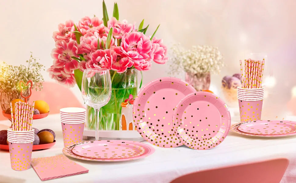 Vaisselle de fête rose et dorée à pois : mise en scène pour un anniversaire.