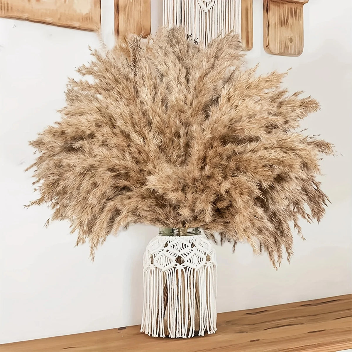 Exemple de bouquet façon pampa dans un vase décoré de macramé
