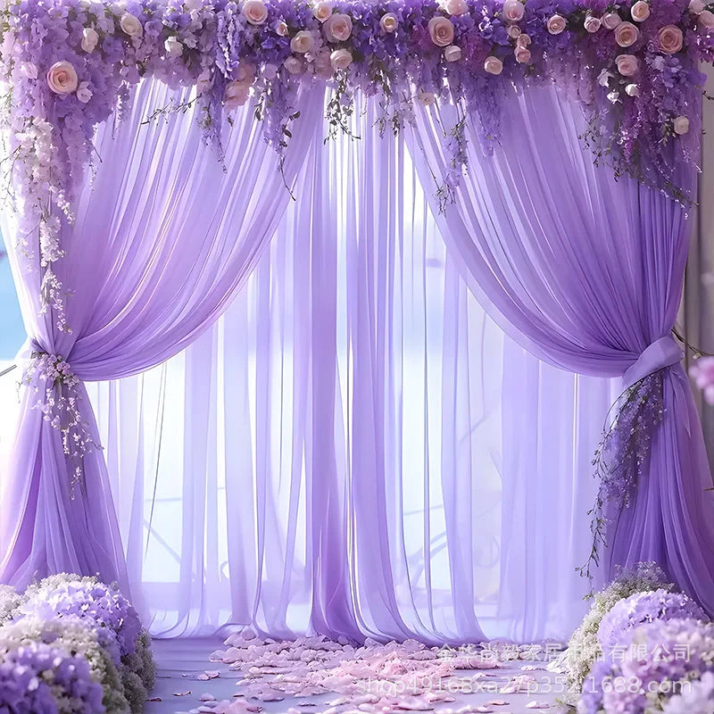 Arche décorative avec tulle violet, rideaux à plis et panneaux vaporeux pour fond de scène.