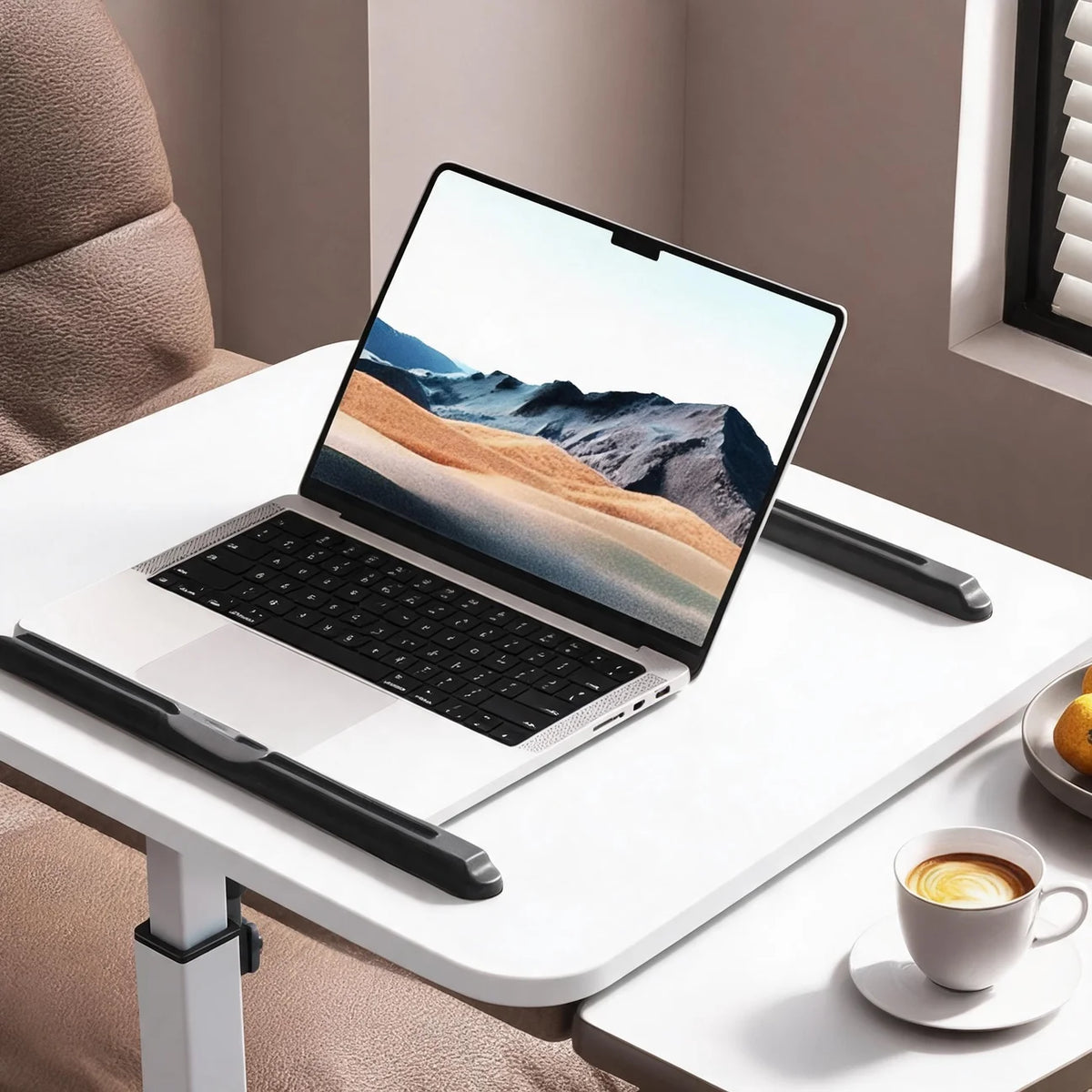 Bureau mobile blanc à plateau inclinable pour ordinateur — avec ordinateur portable