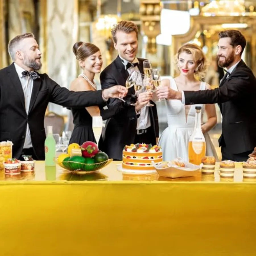 Exemple de buffet de réception avec nappe dorée