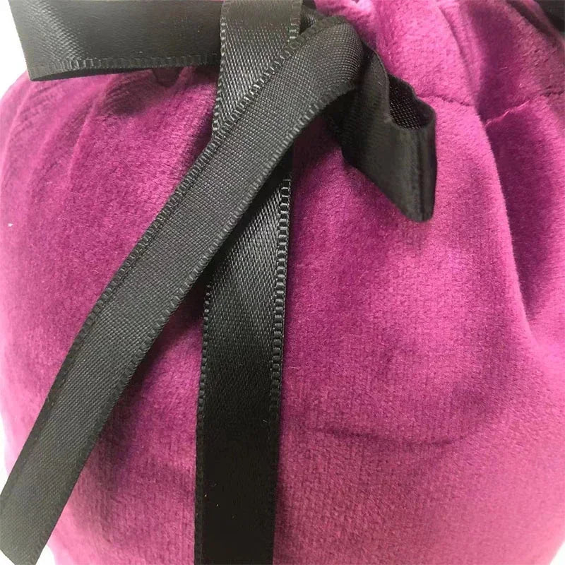 Détail des liens et du tissu d’un sac Halloween