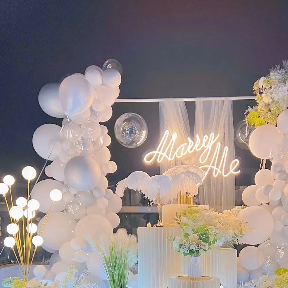 Colonne décorative pliante en papier blanc : mise en scène avec ballons et décor lumineux.