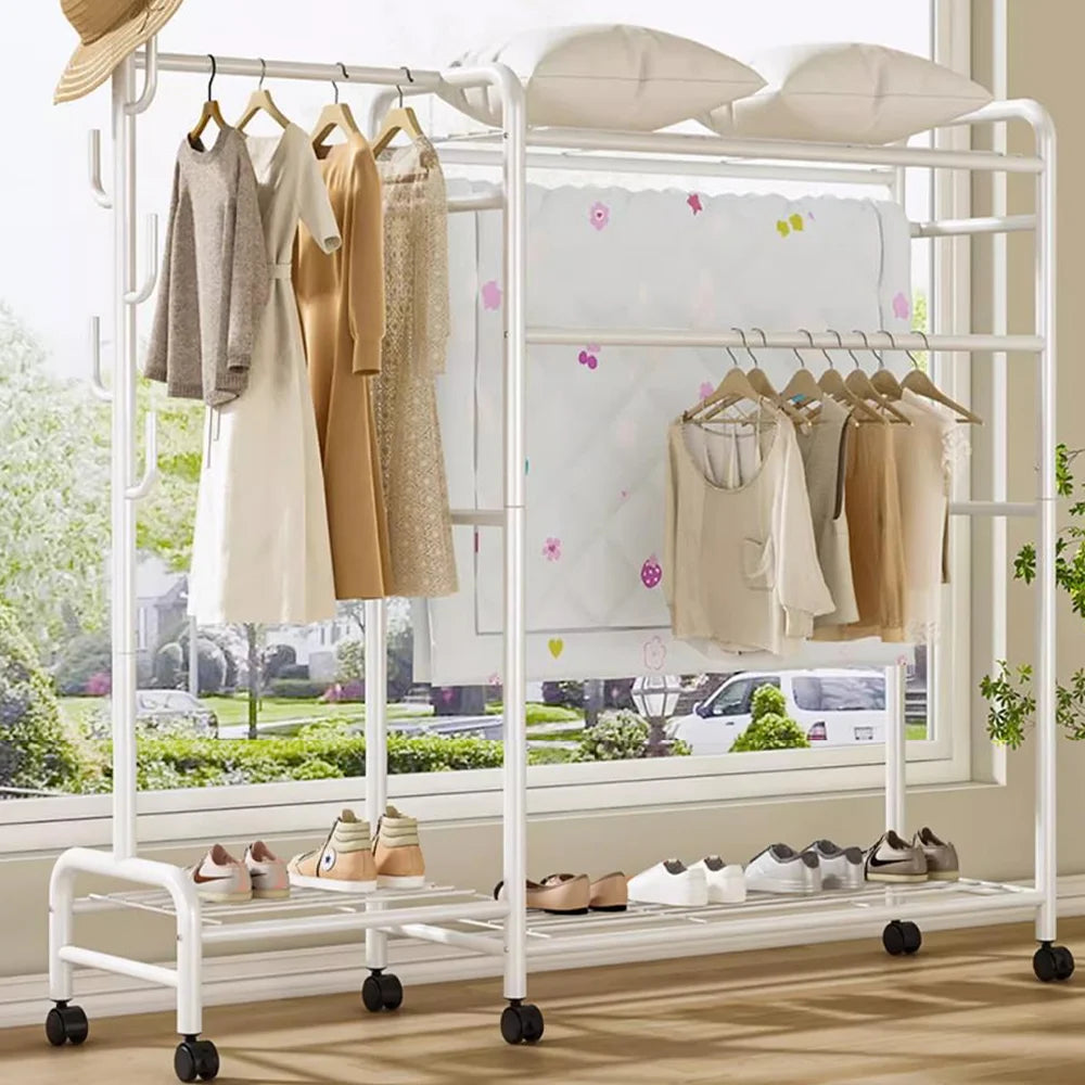 Portant à vêtements blanc à double barre et roulettes — portant blanc avec vêtements suspendus